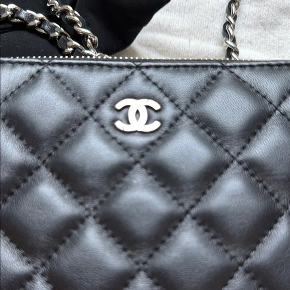 Chanel A82527 Matelasse W Zipper Chain Wallet Lambskin Black w/ silver hardware - Picture 2 of 11